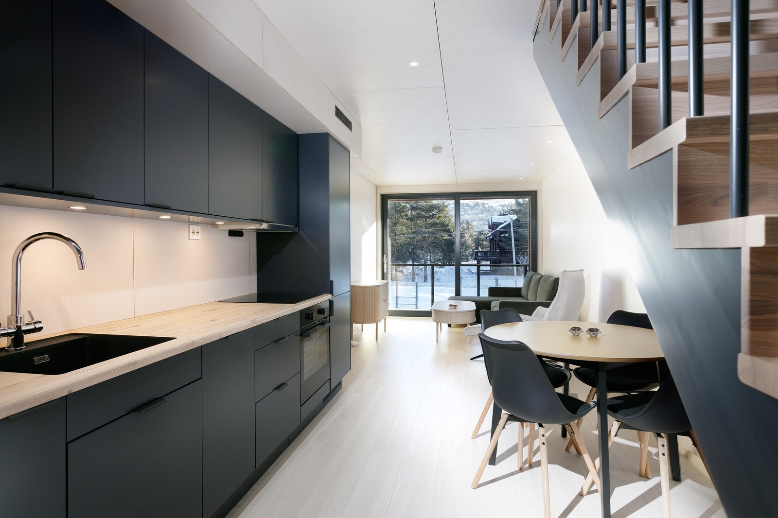 Stue og kjøkken i åpen løsning i 1. etasje med utgang til balkong Galleribilde