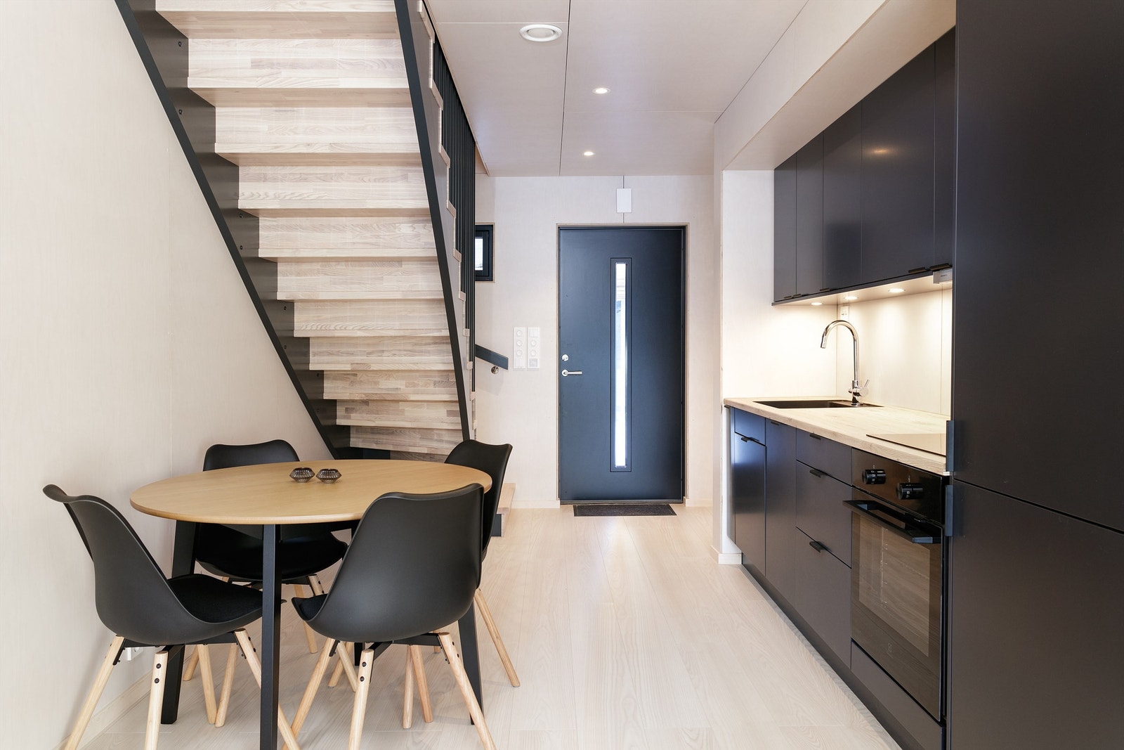 Inngangsparti og kjøkken med spiseplass Galleribilde