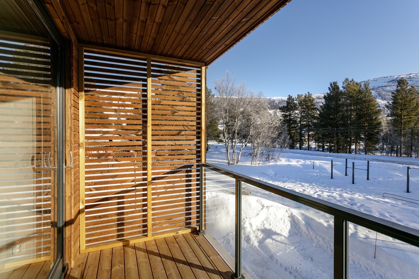 Inntrukket balkong med glassrekkverk Galleribilde