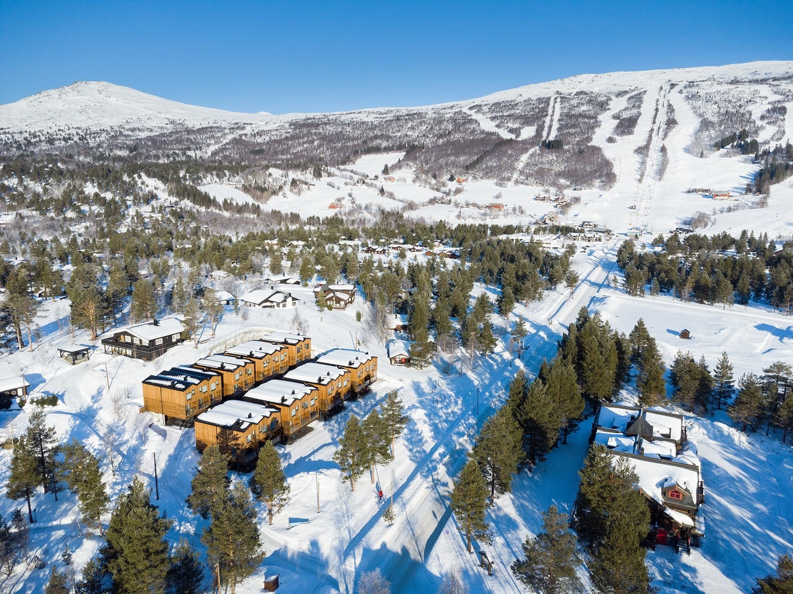 Dronebilde som vise rnærheten til skianlegget Galleribilde