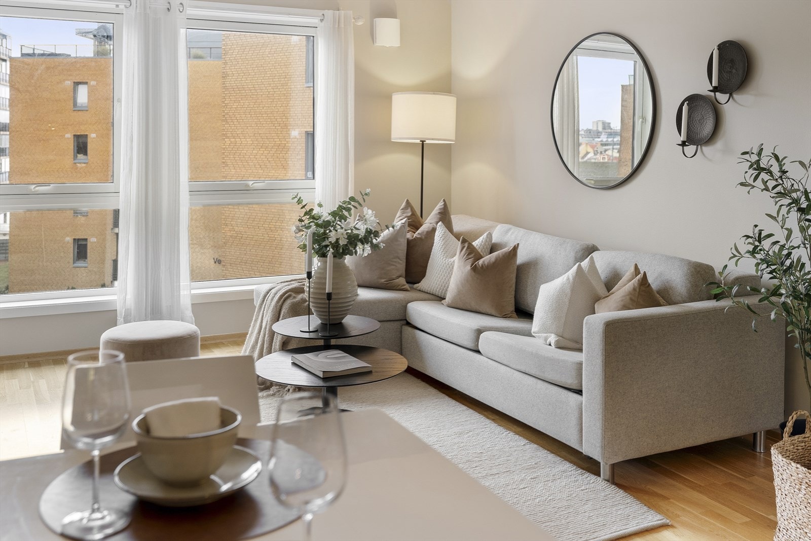 De lune fargevalgene gir rommet en varm og koselig stemning, mens de store vindusflatene slipper inn rikelig med lys som skaper et lyst og luftig miljø. Galleribilde