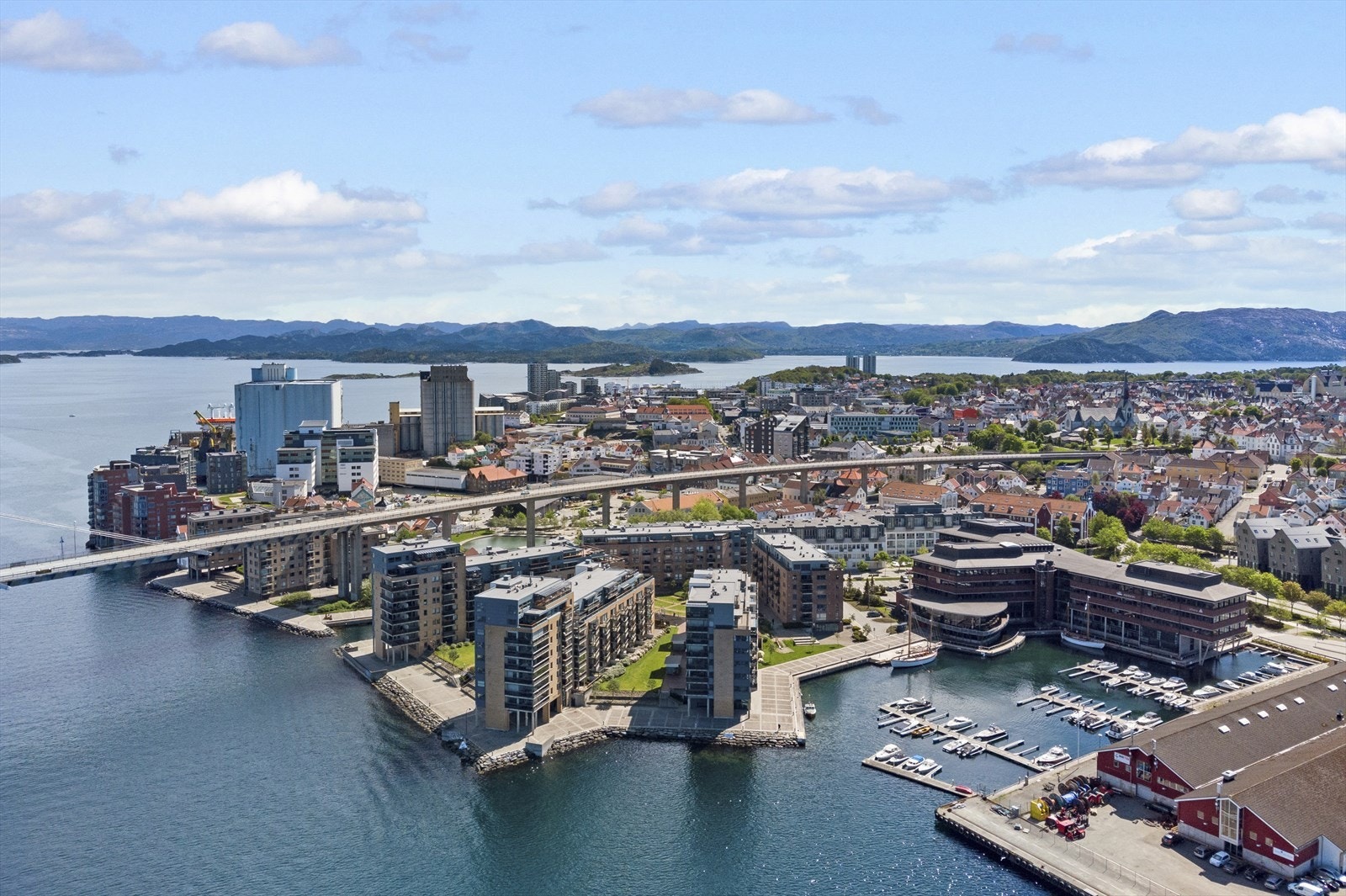 En moderne leilighet som ligger i maritime omgivelser ved den populære Badedammen - et livlig og koselig område som er spesielt populært på varme sommerdager. Galleribilde