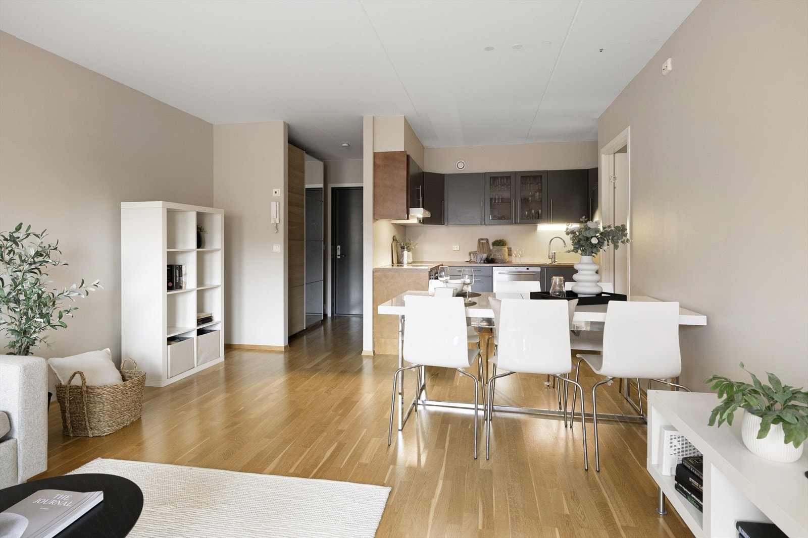 Her er det plass til både sofagruppe og spisebord, perfekt for både avslapning og sosialt samvær. Galleribilde