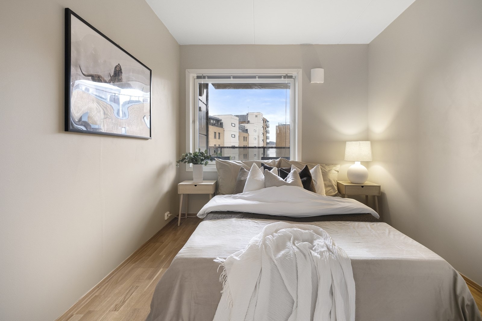 Leiligheten inkluderer et soverom malt i samme farger som resten av leiligheten for å bevare den harmoniske helheten. Galleribilde