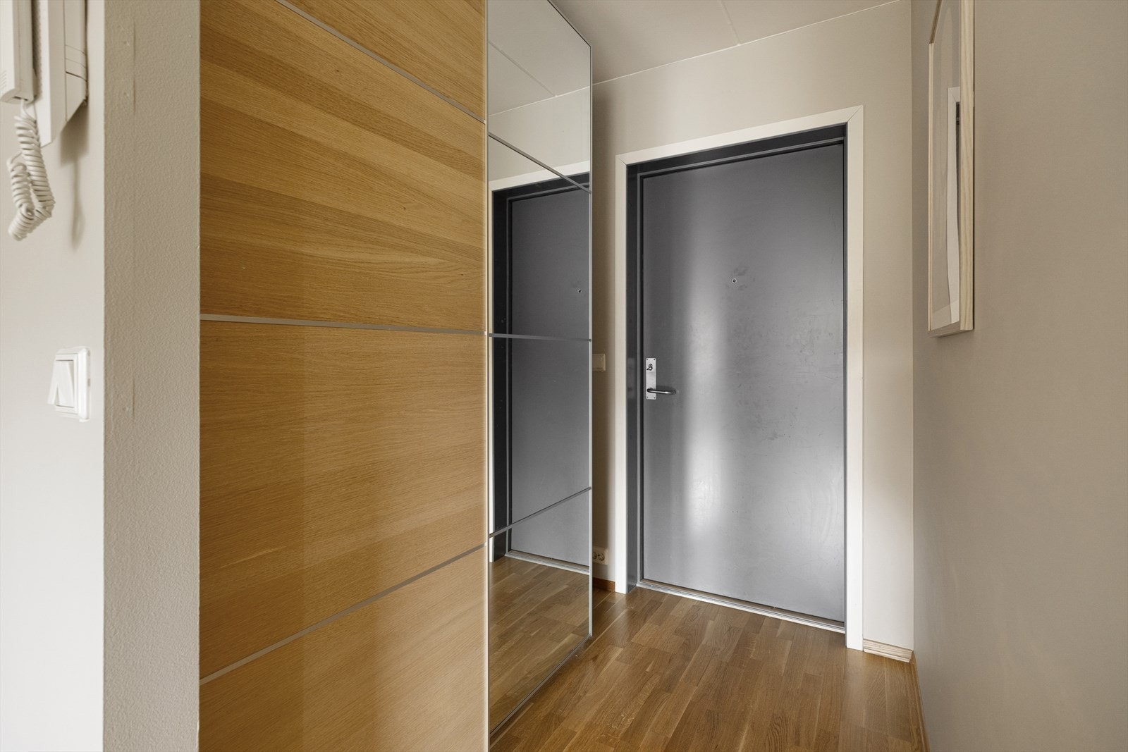 Når du entrer leiligheten blir du møtt av en lys og trivelig gang med parkett på gulvet, som er gjennomgående i hele leiligheten. Galleribilde