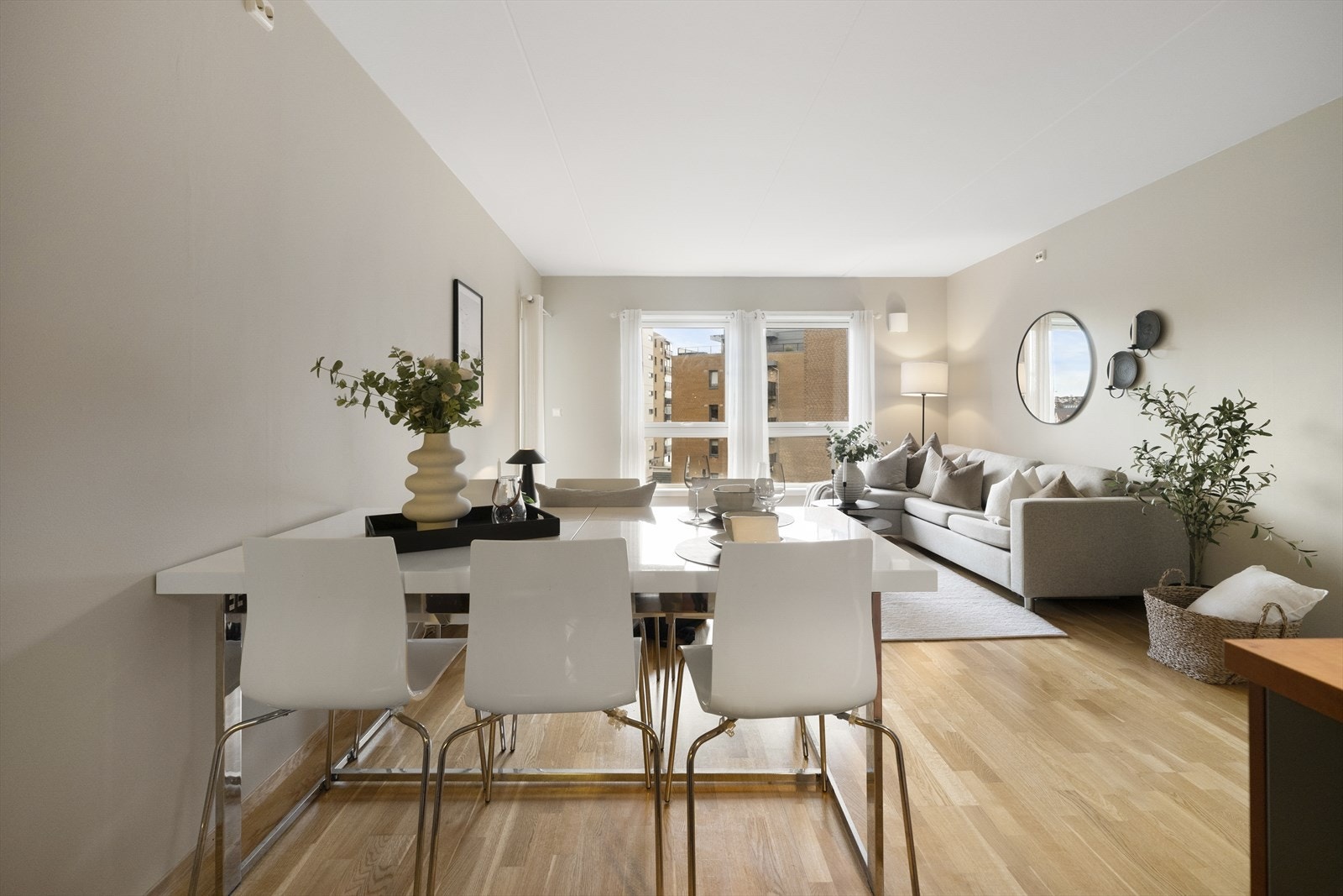 Leiligheten fremstår innbydende og overflatene er malt mars 2025. Galleribilde