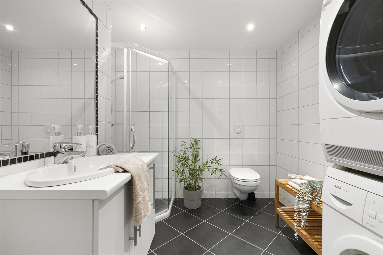 Videre finner man et delikat baderom med behagelig gulvvarme og opplegg for vaskemaskin. Galleribilde