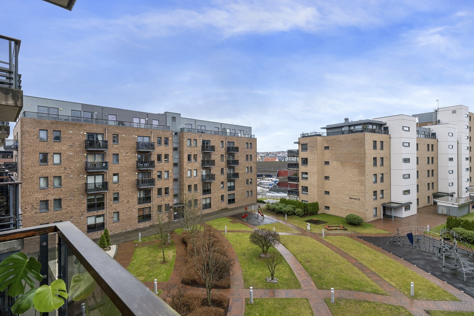 Her kan du nyte et hyggelig utsyn over det pent opparbeidede fellesområdet og videre ned mot sjøen. Galleribilde