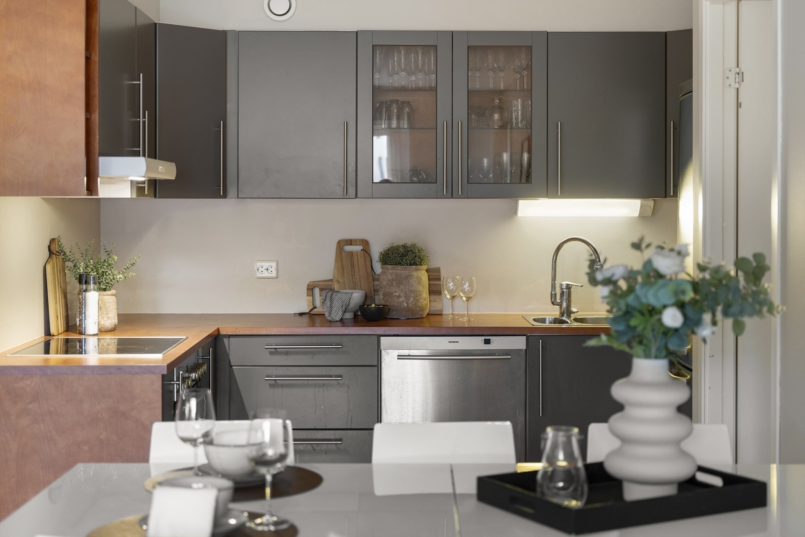 Kjøkkenet har en smart utforming med malte slette fronter og laminert benkeplate. Galleribilde