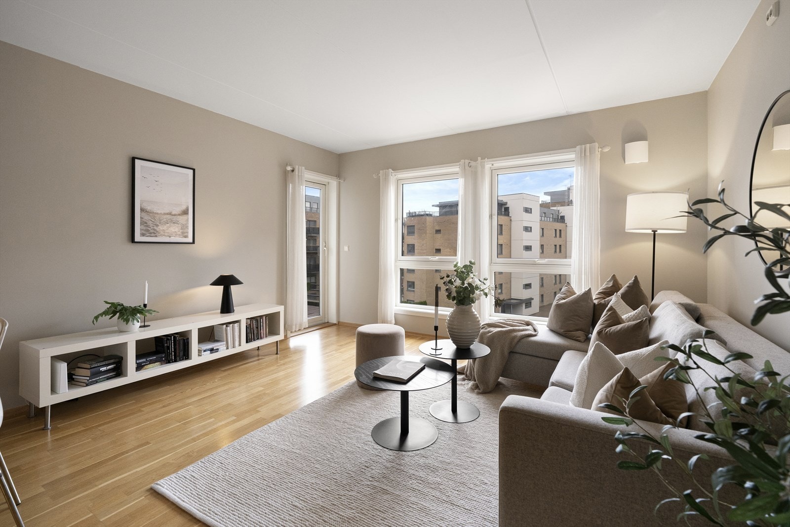 Leiligheten har en praktisk planløsning og utnytter arealet godt med gjennomgående parkett på gulv og nylig malte flater i tidsriktige og varme farger. Galleribilde