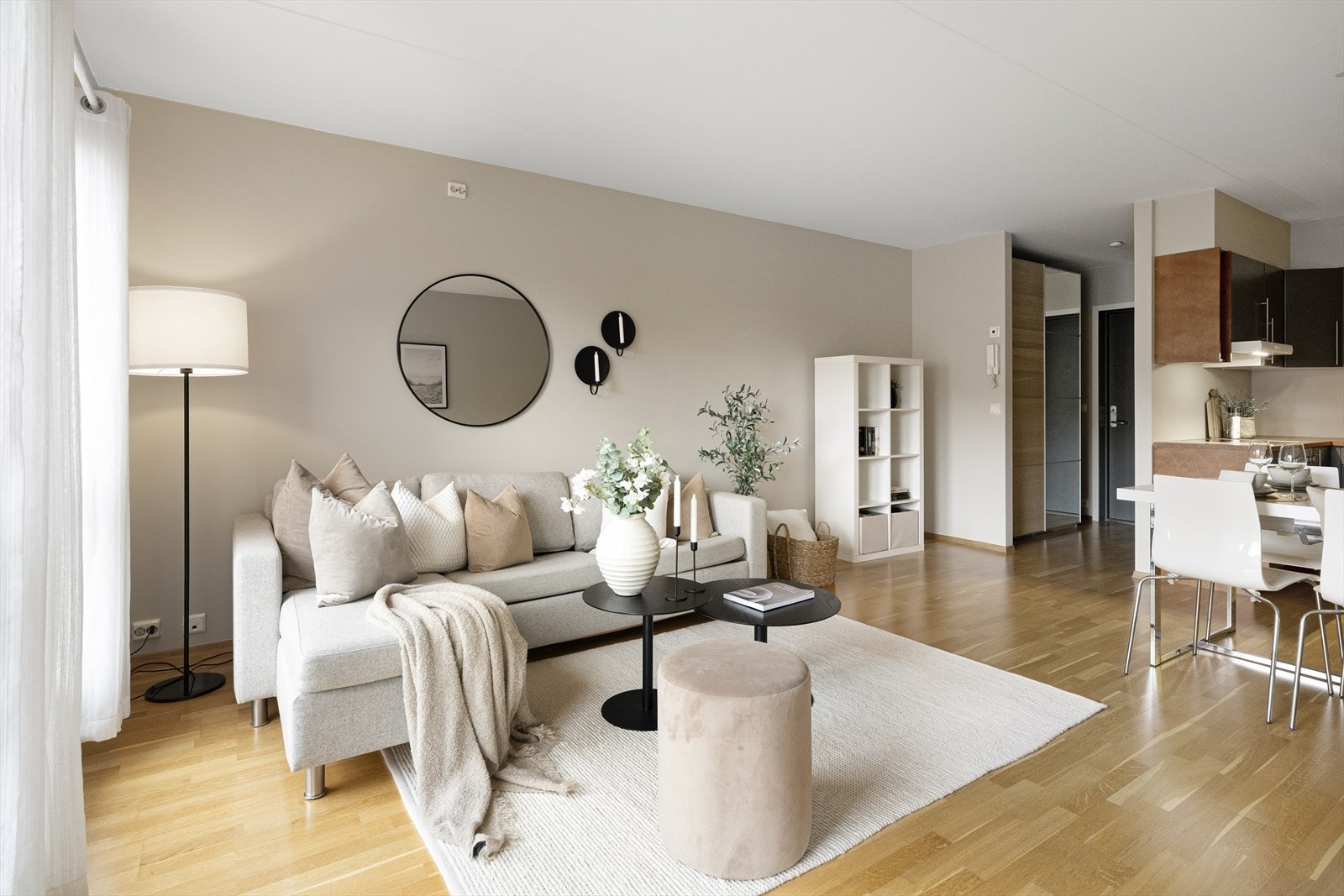 Stuen sammen med kjøkkenet utgjør leilighetens sosiale sone - et åpent og trivelig rom som skaper en innbydende atmosfære, samtidig som kjøkkendelen er naturlig tilbaketrukket for å gi en praktisk og funksjonell løsning. Galleribilde