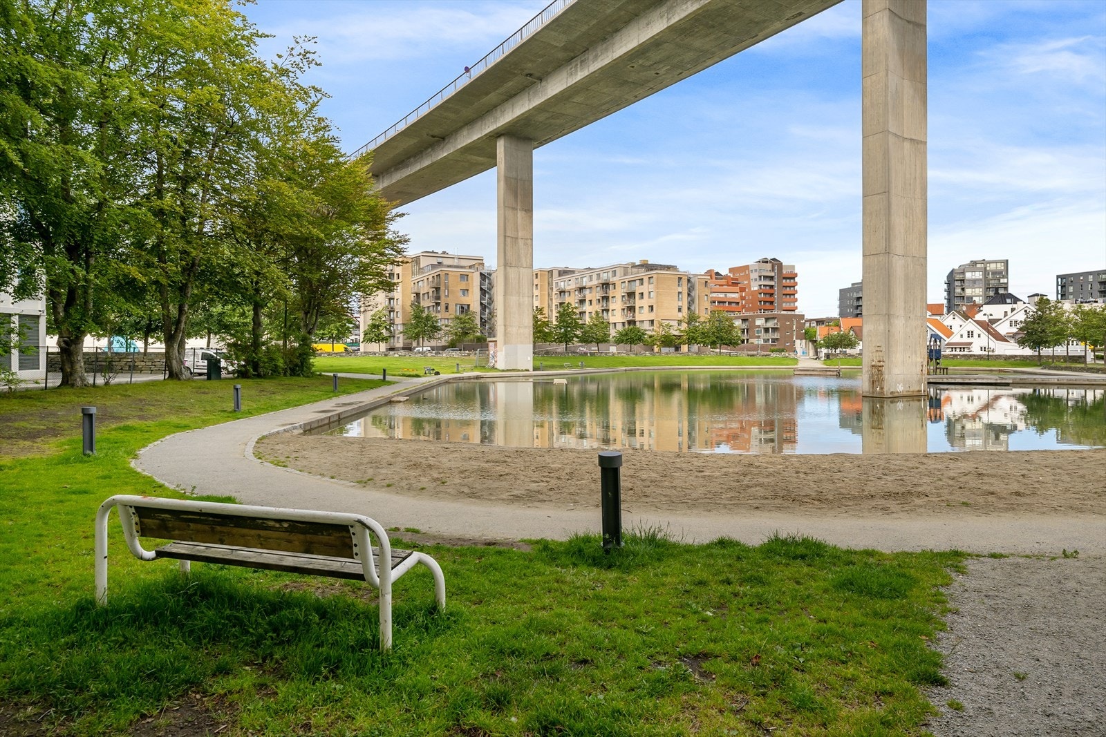 Badedammen har et flott opparbeidet friluftsområde med volleyballbane og et yrende sommerliv. Galleribilde