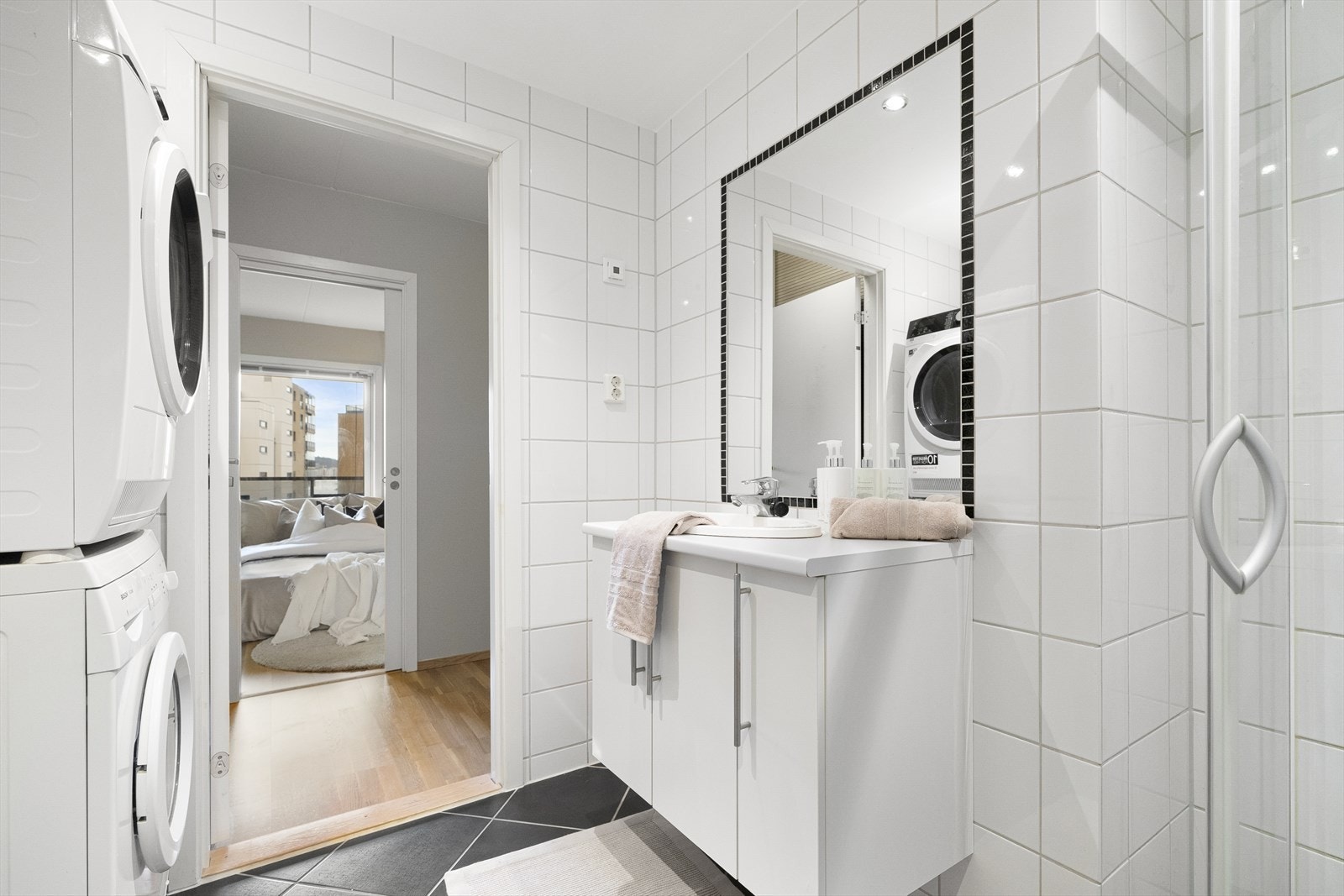 Gulvet og vegger er kledd med fliser i en fin kombinasjon. Galleribilde