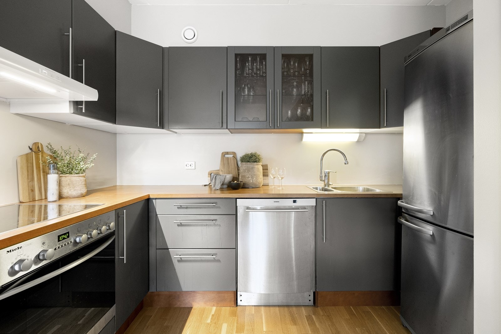 Det er utstyrt med både over- og underskap som gir godt med oppbevaringsplass. Galleribilde