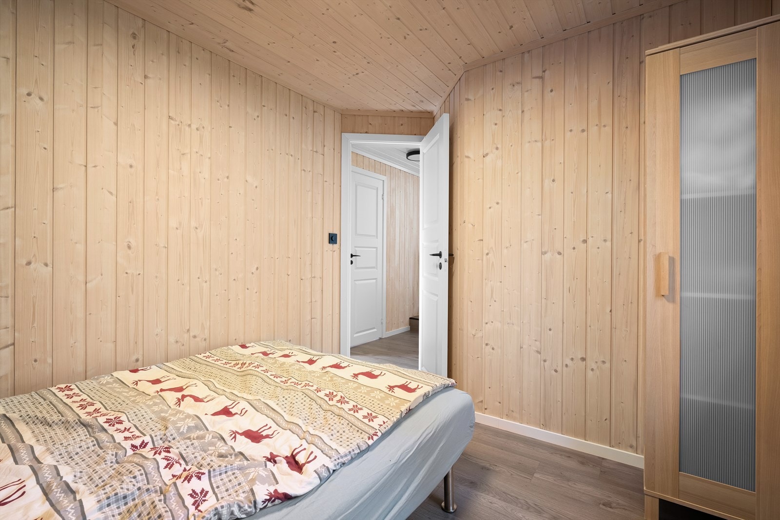 Her er det god plass til seng, skap og annet ønsket innredning. Galleribilde