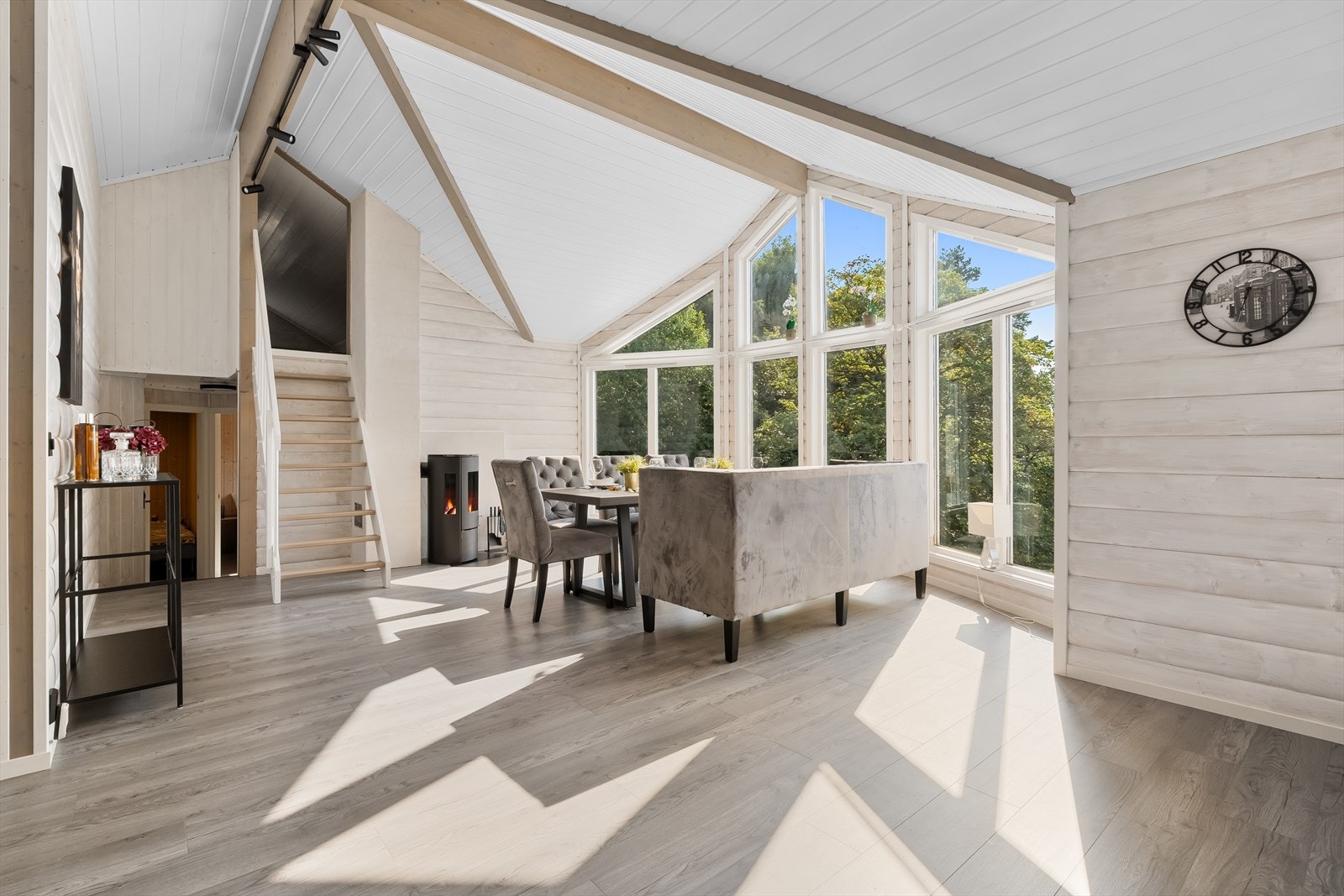 De store vindusflatene gir godt med naturlig lys inn i hele rommet. Galleribilde