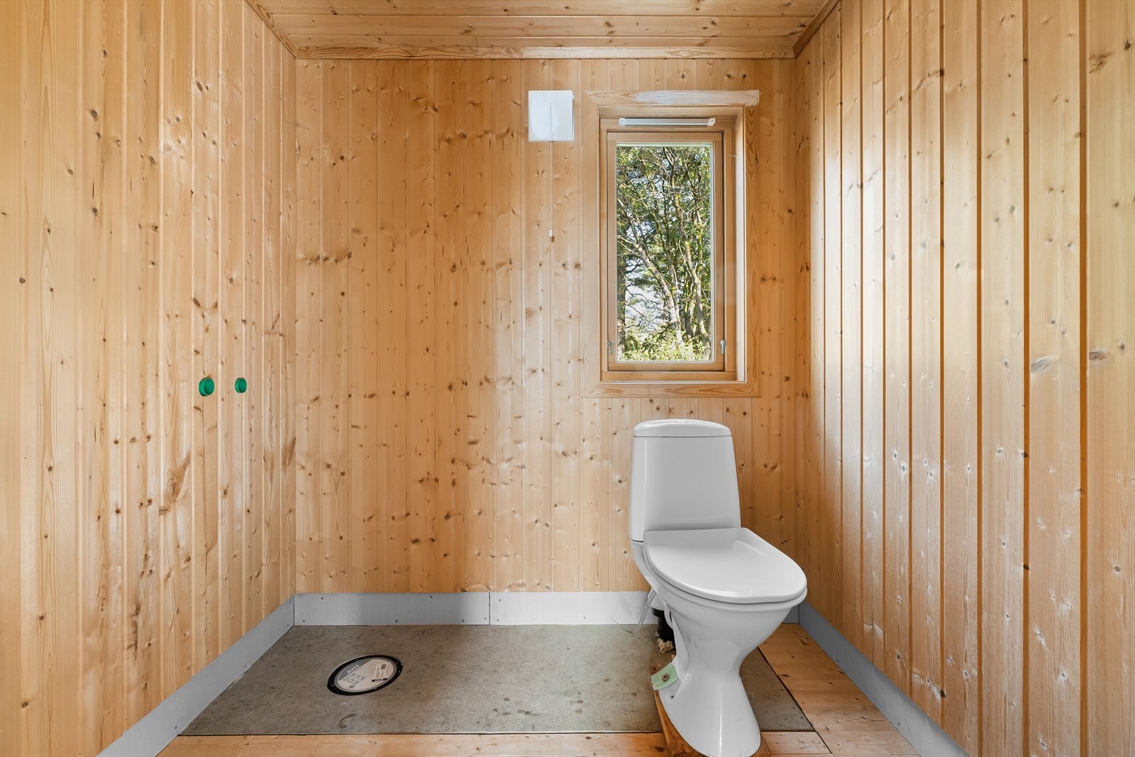 Boligens toalettrom måler 3 m². Det er ikke innlagt vann eller avløp i eiendommen. Galleribilde