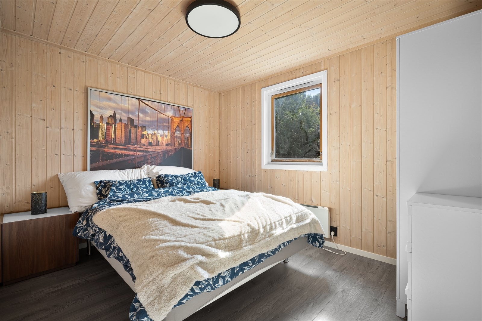 Dette er boligens største soverom og måler 8,3 m². Galleribilde