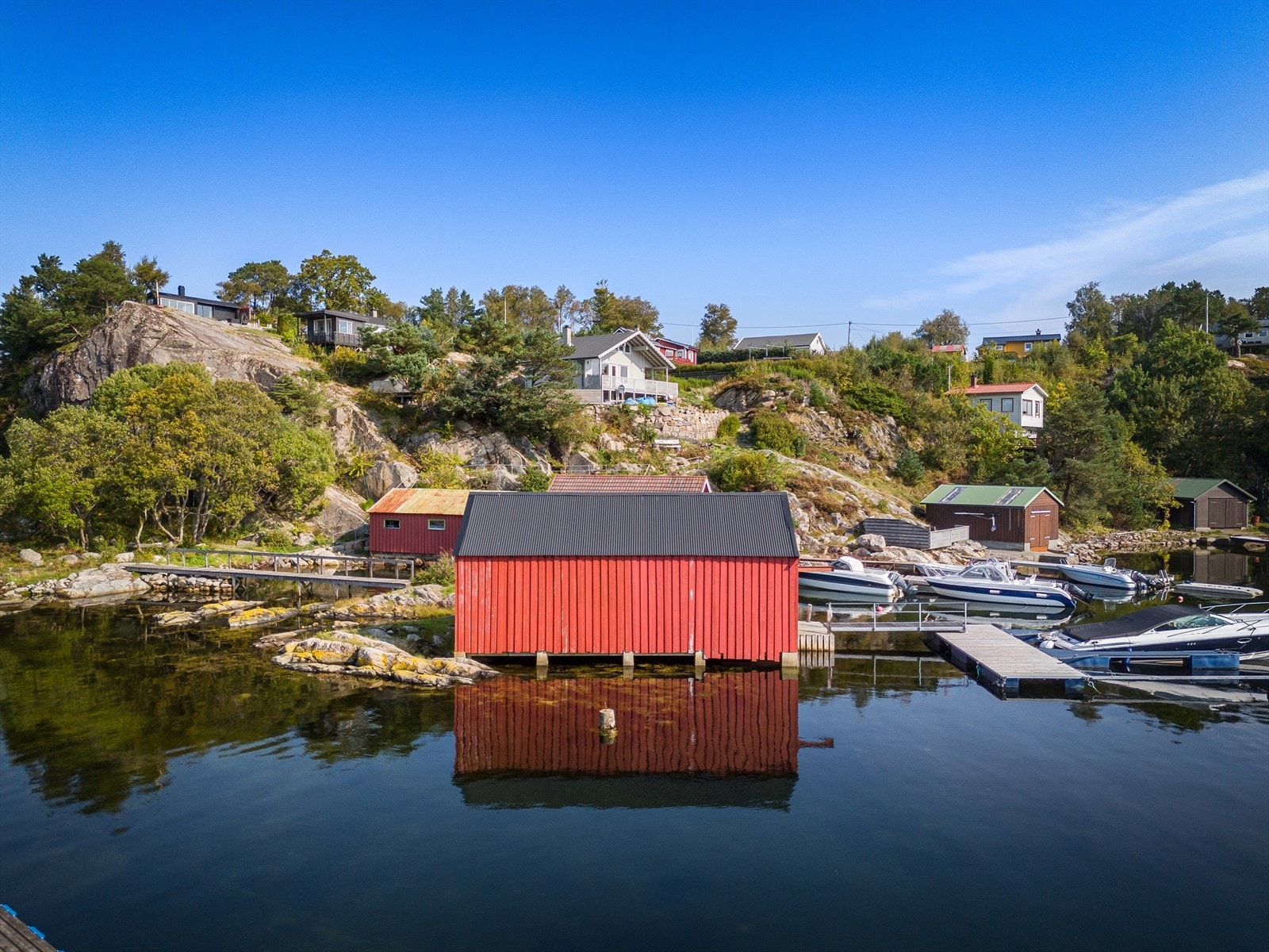 Foran det røde naustet har det tidligere stått et naust tilhørende eiendommen. Galleribilde