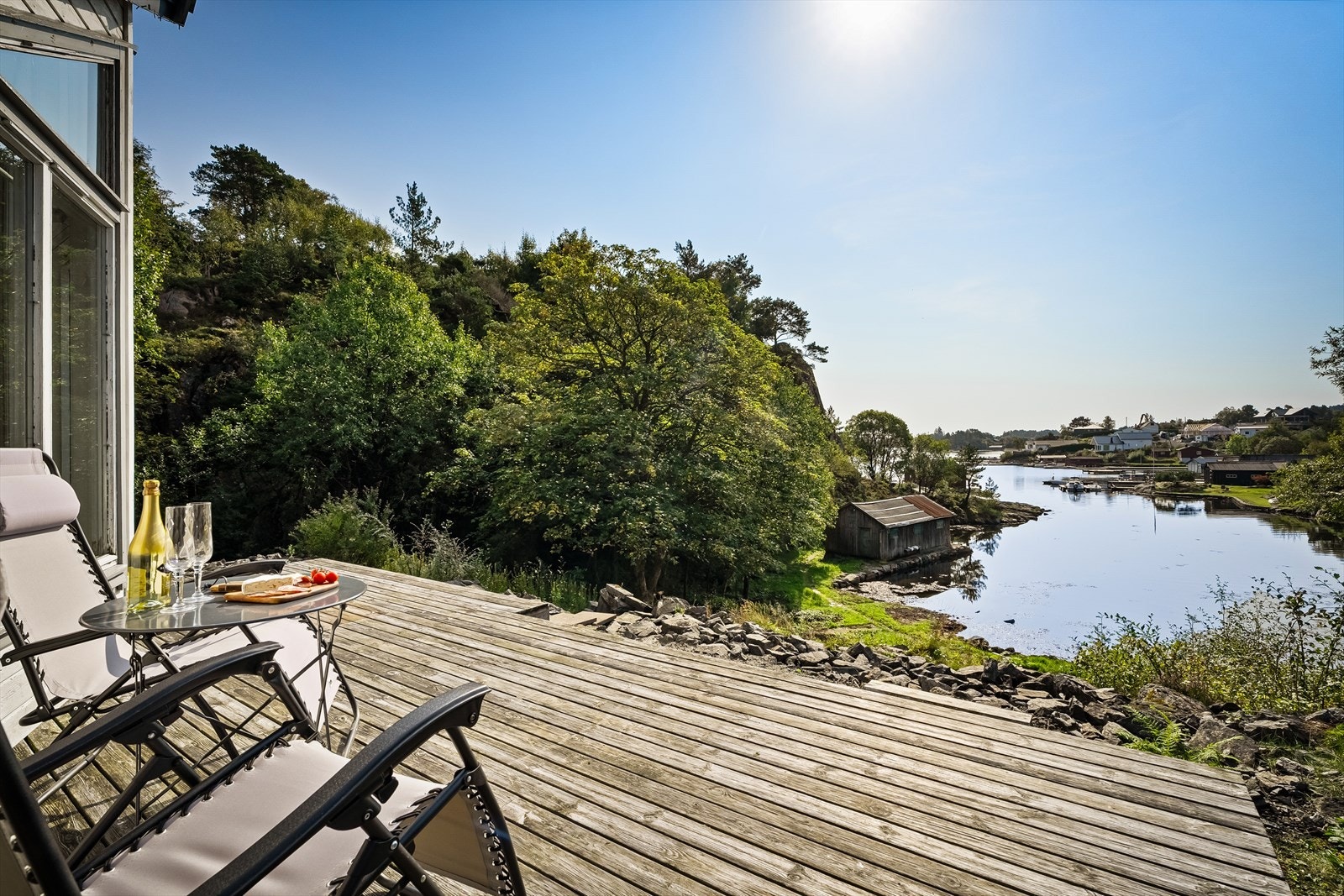 En stor terrasse med utsikt mot sjøen. Galleribilde
