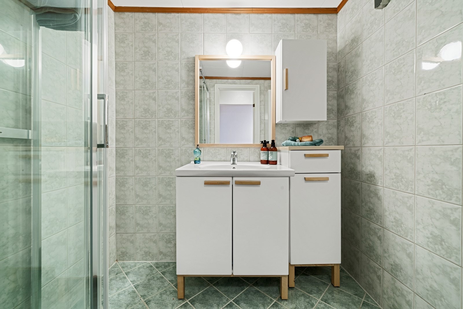 Lyst og moderne bad med praktisk dusjløsning og stilren innredning. Galleribilde