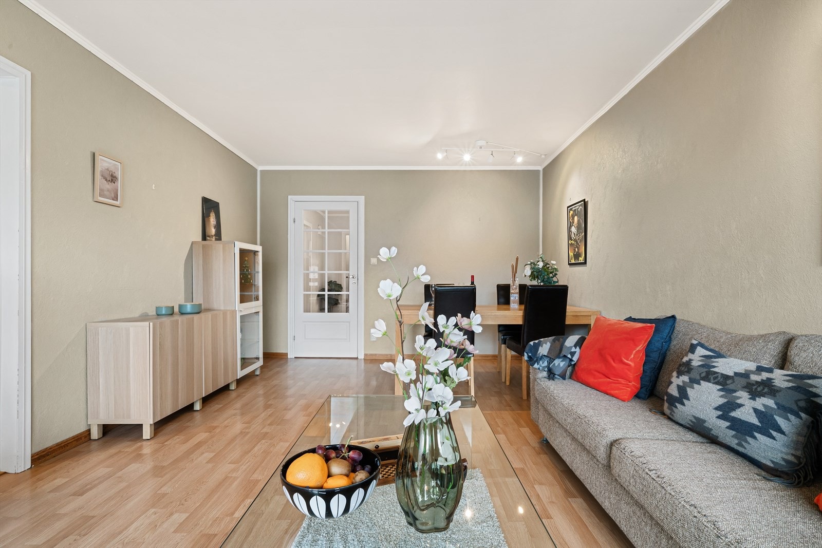 Dør med glassfelt mellom gang-stue. Galleribilde