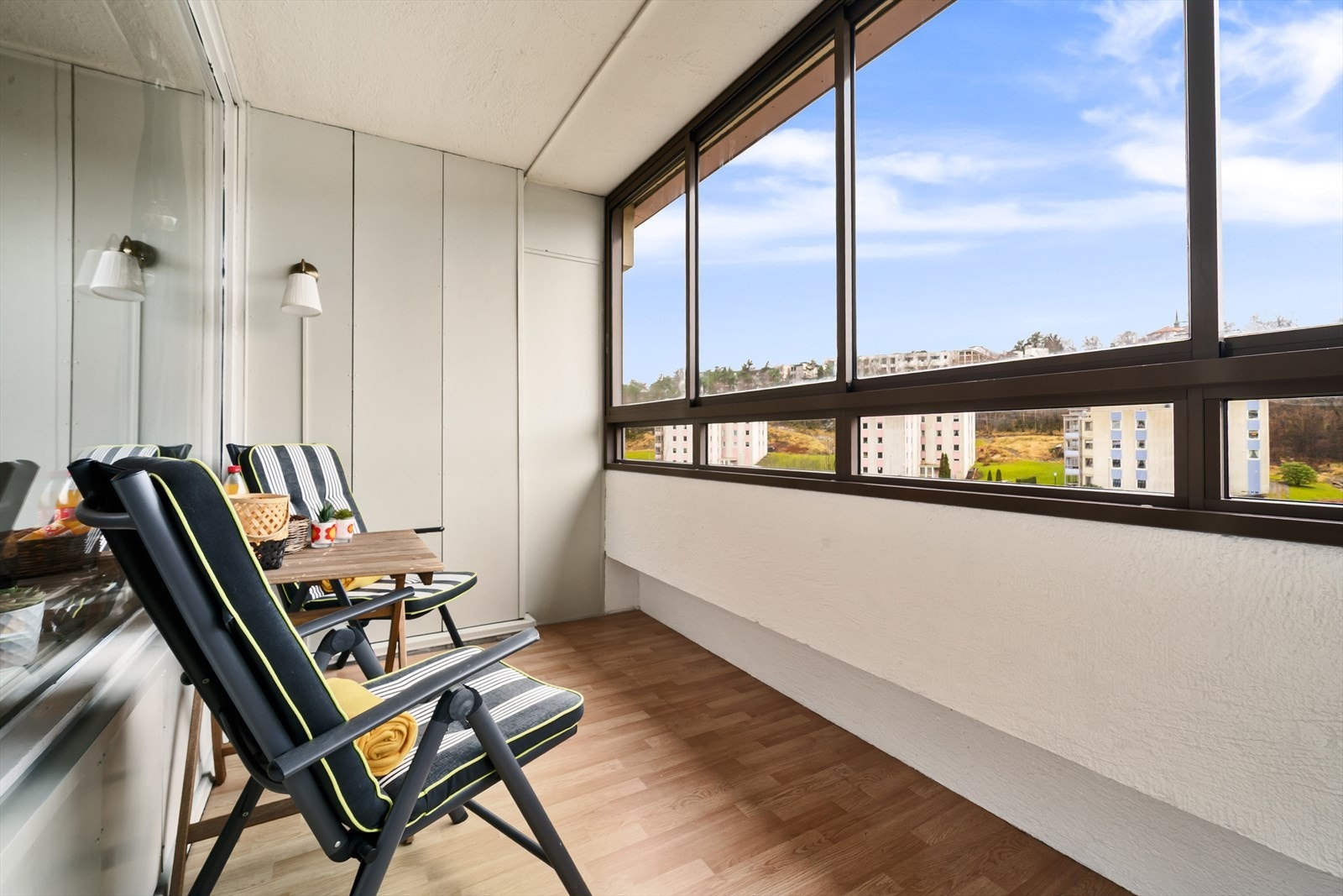 Lys og innbydende innglasset balkong med flott utsikt. Perfekt for avslapning og koselige stunder året rundt. Galleribilde