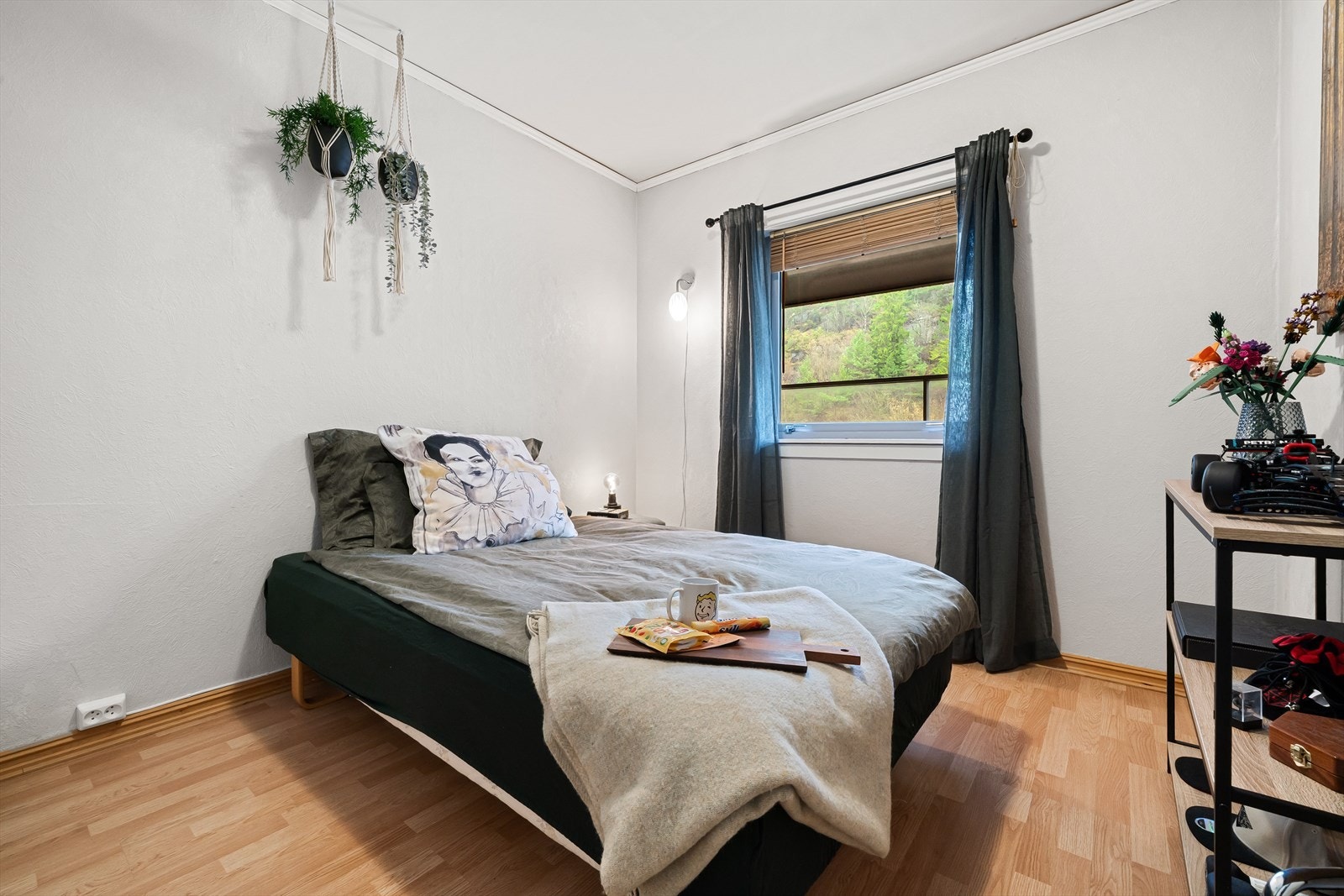 Lyst soverom med naturlig lys og rolig atmosfære. Perfekt for avslapning og gode netter. Galleribilde