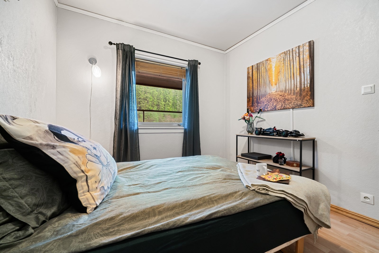 Plass til seng og garderobeskap Galleribilde