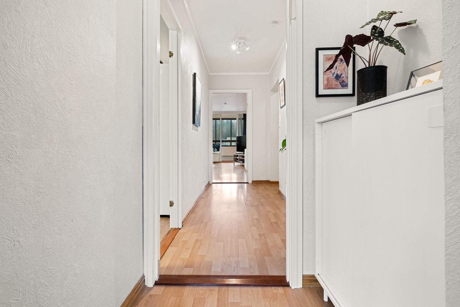 Fra entrè kommer man videre inn i en gang på 6,7m² Galleribilde