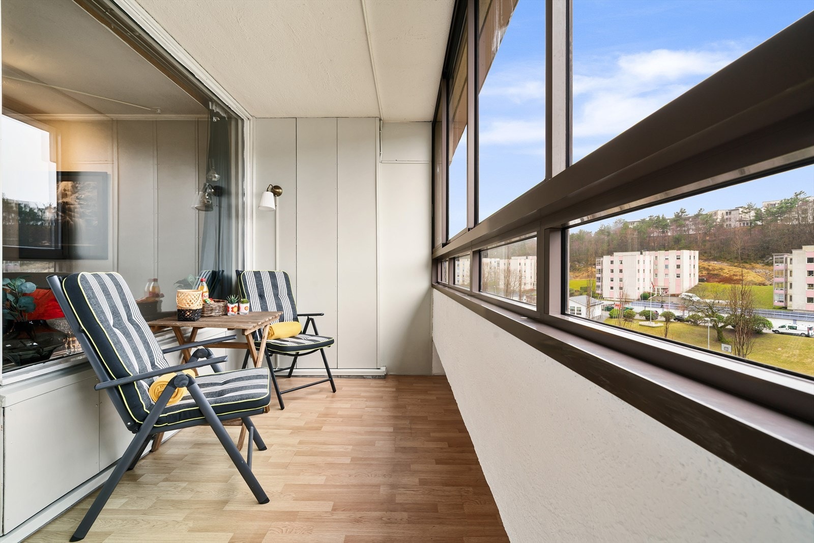 Lys og romslig innglasset balkong med flott utsikt over nærområdet. Balkongen måler 6,2m² Galleribilde