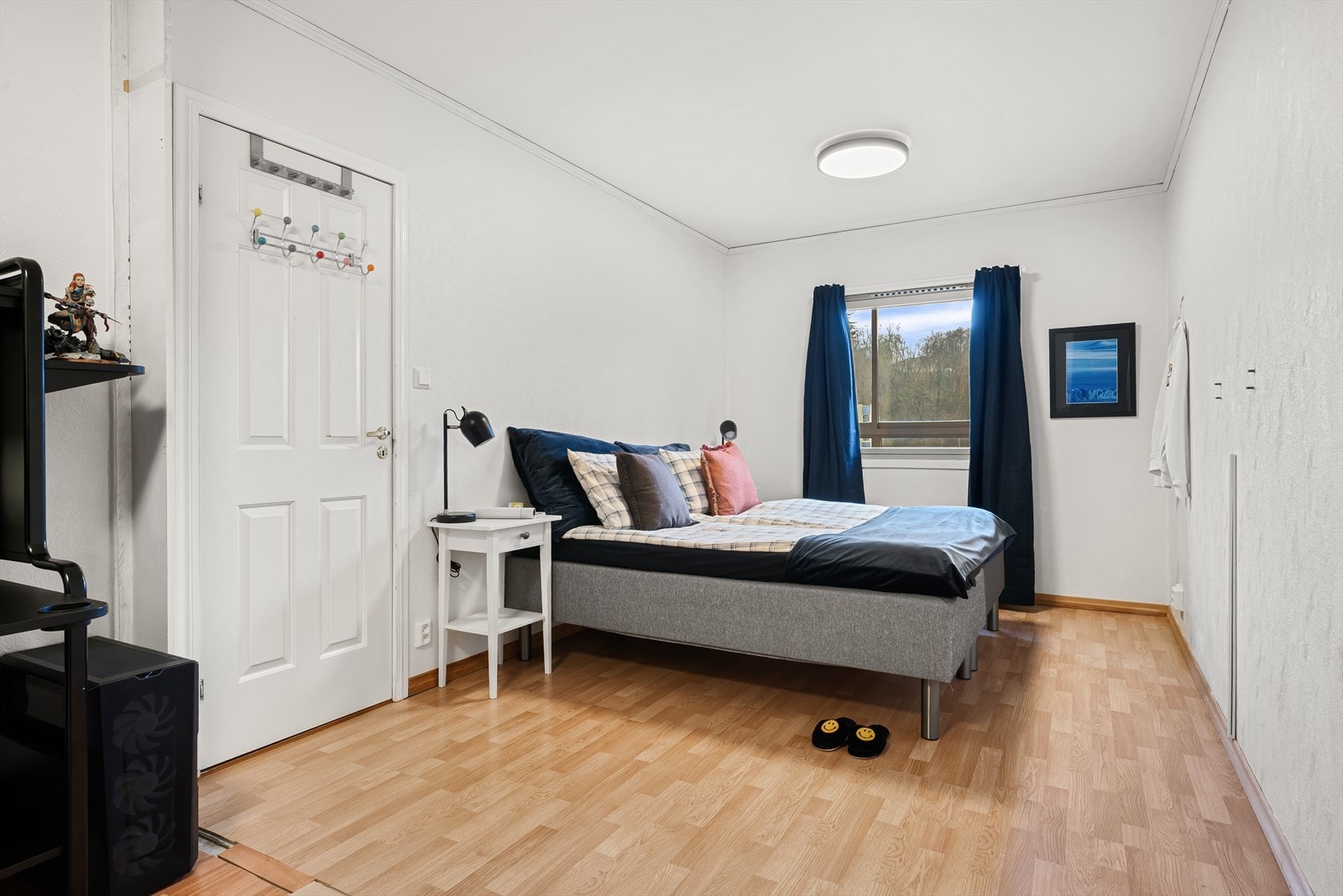 God plass til dobbelt seng, garderobeskap og/eller annet soveromsmøblement Galleribilde