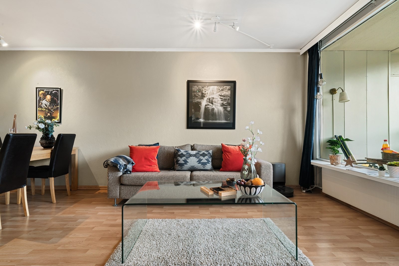 Lys og innbydende stue med store vindusflater som slipper inn rikelig med naturlig lys. Galleribilde