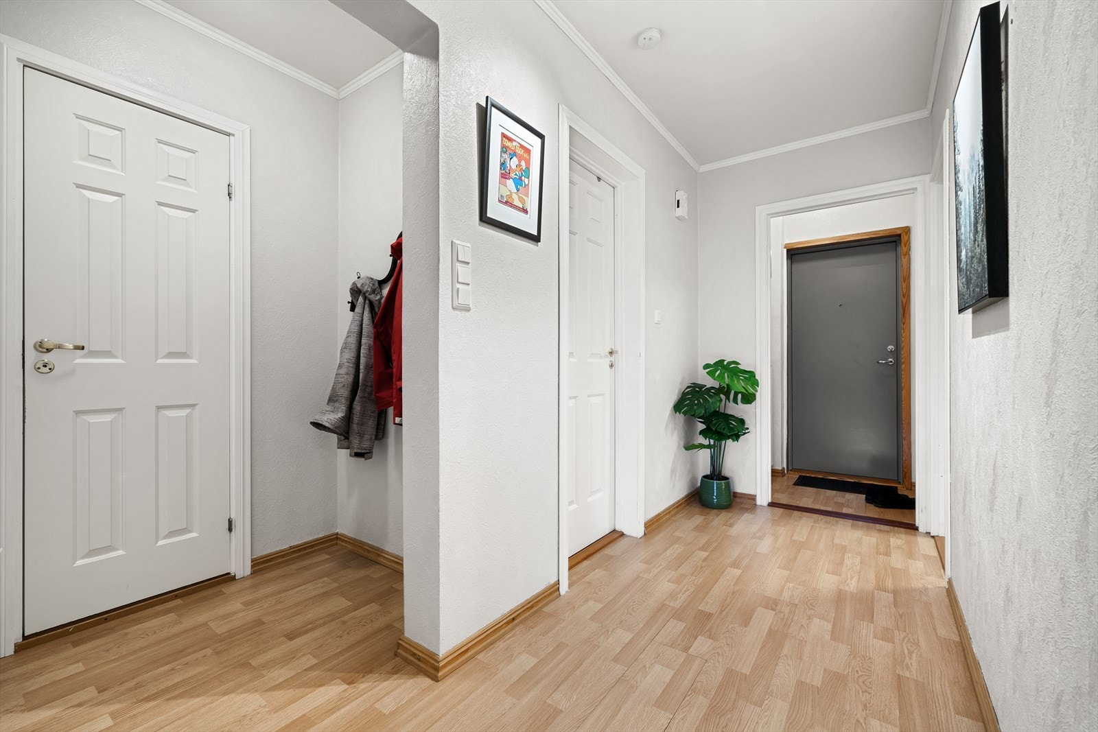 Lys og trivelig gang med moderne detaljer, perfekt for en varm velkomst. Flott romfølelse og praktisk planløsning. Galleribilde