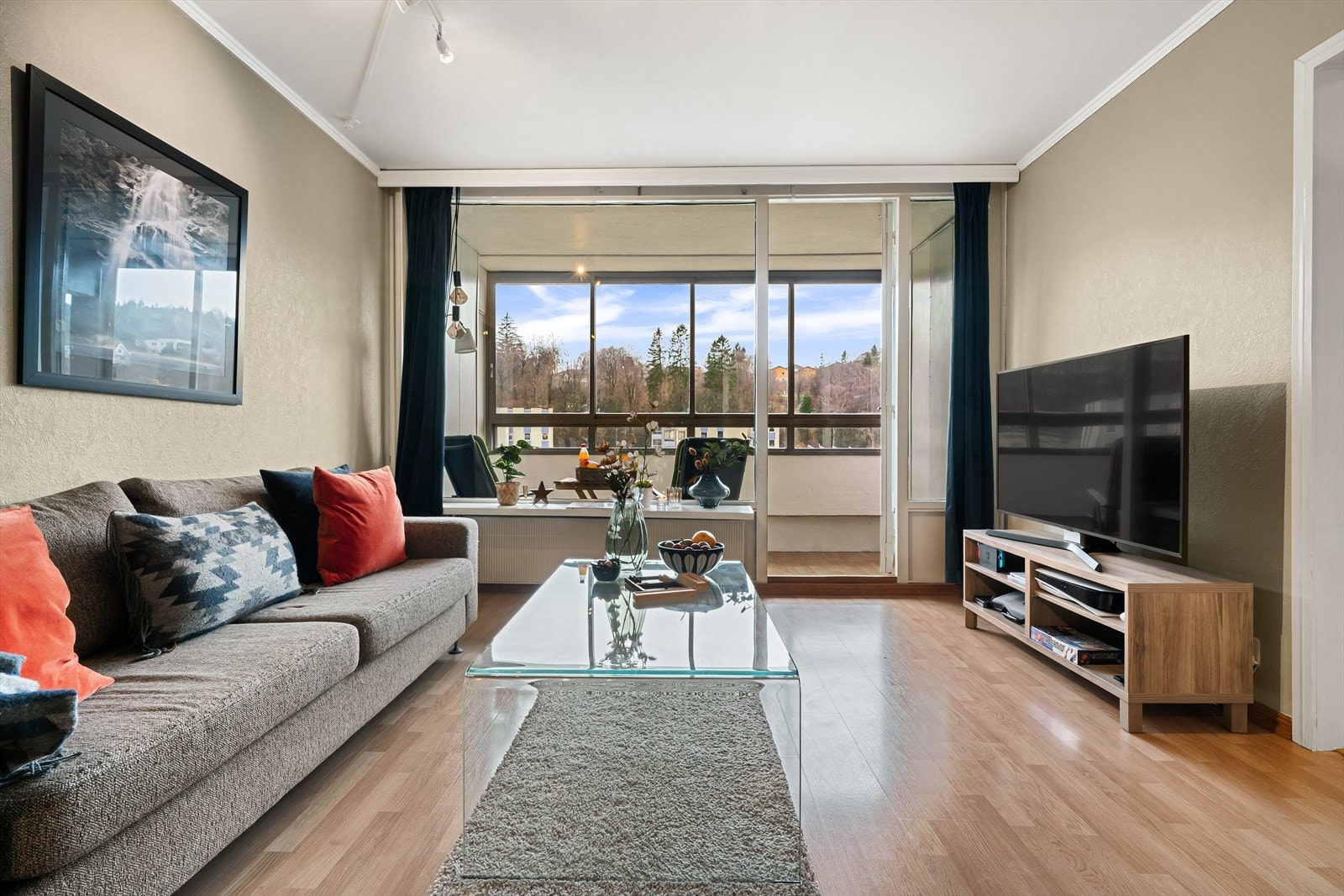 Laminat på gulv,
malt strie på vinduer og malt betong i himling. Galleribilde