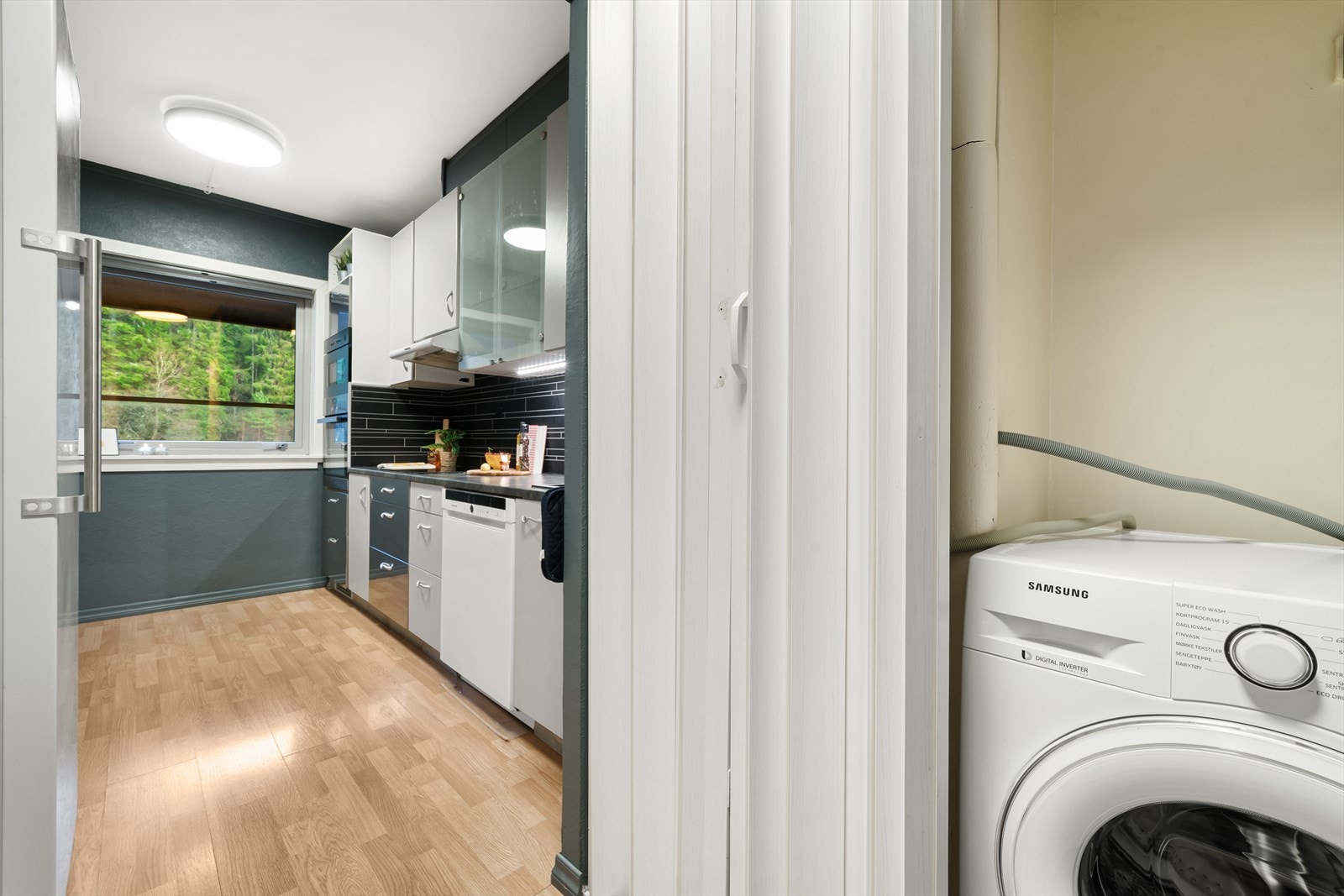 Praktisk med vaskerom innenfor kjøkkenet for en effektiv hverdag. Perfekt for små hjem. Galleribilde