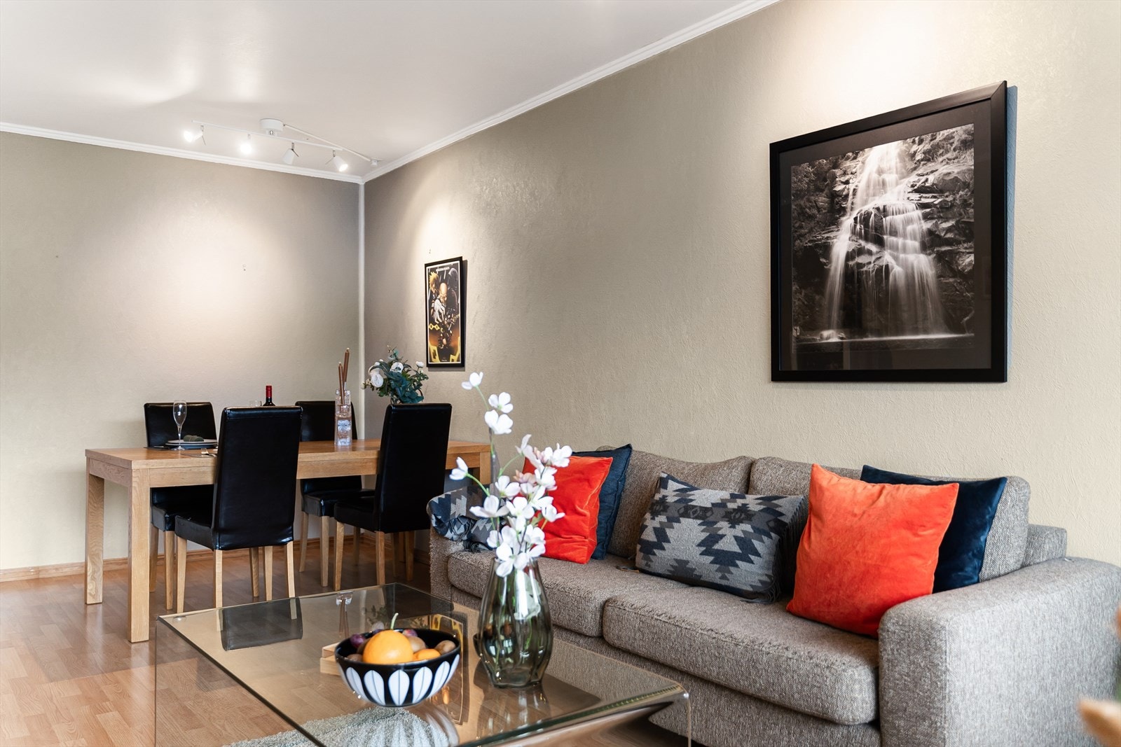 God plass til sofagruppe og spisebord Galleribilde