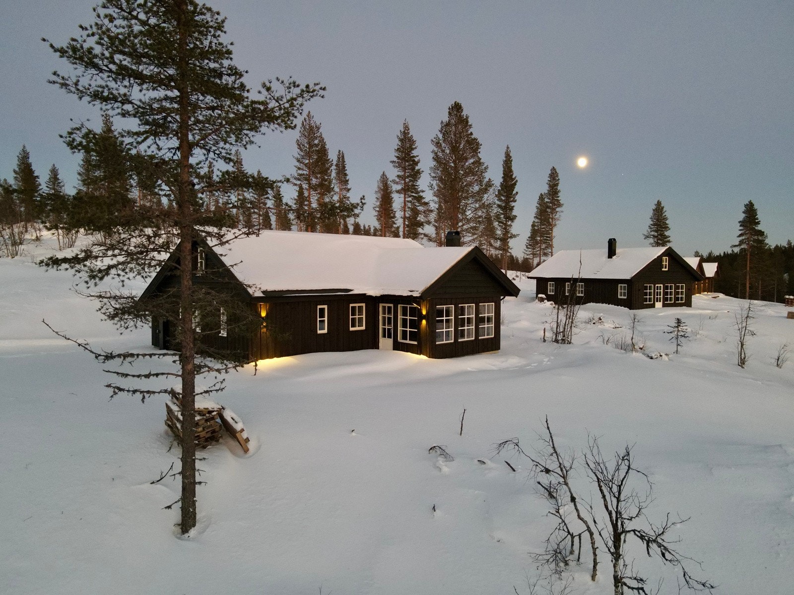 Hytta ligger idyllisk til på Lygna som er et skiparadis ikke langt unna Oslo. Bilder er ikke av den aktuelle hytta, men tilsvarende modell. Galleribilde