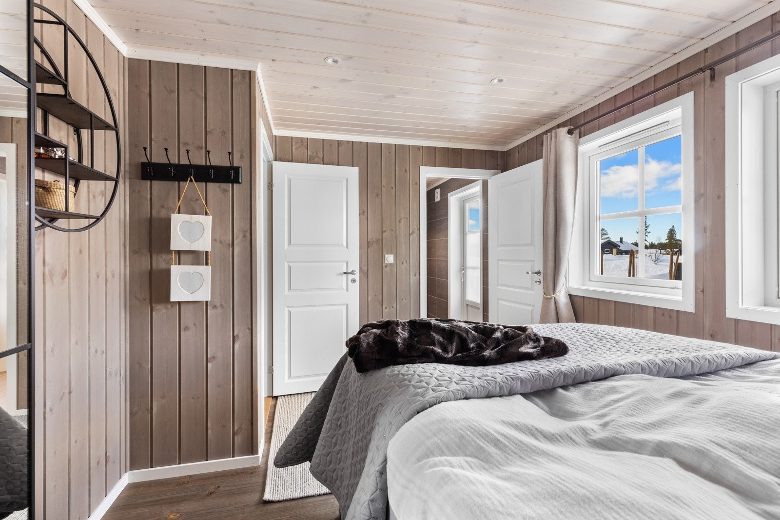 Hytta vil få tre gode soverom. Bilder er ikke av den aktuelle hytta, men tilsvarende modell. Galleribilde