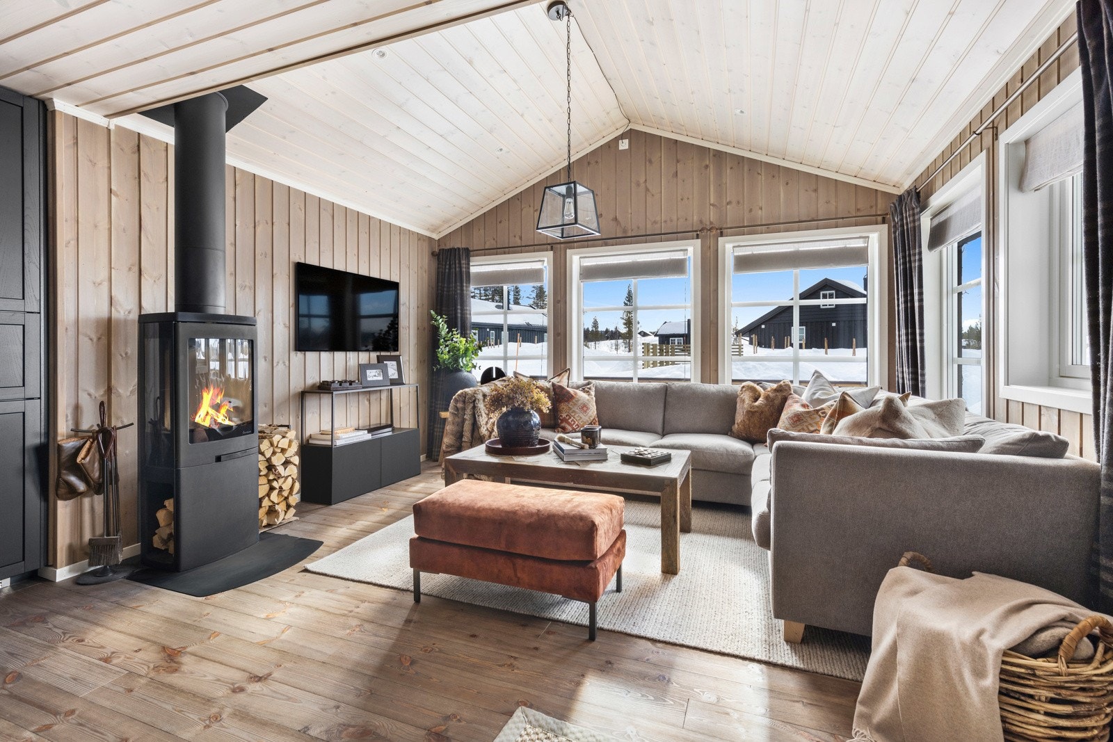 Store vindusflater som gir rikelig med dagslys inn i hytta. Bilder er ikke av den aktuelle hytta, men tilsvarende modell. Galleribilde