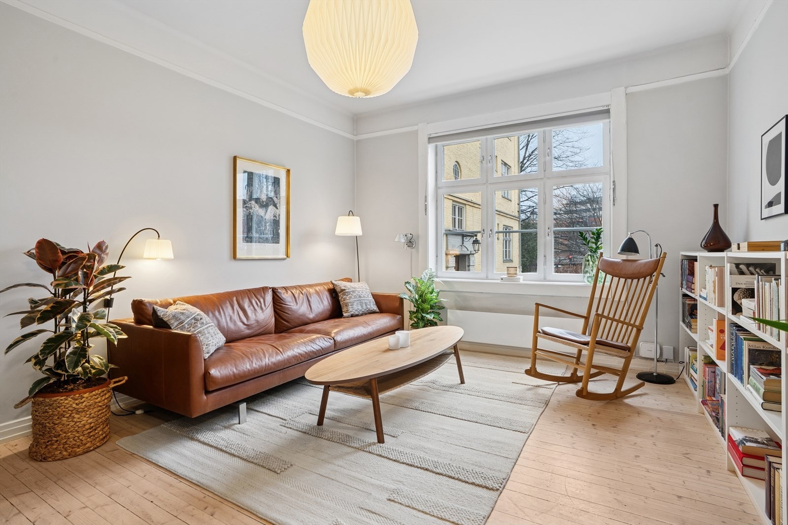 Leiligheten har en god takhøyde (2.8 m) og store vindusflater som gir godt med naturlig lys Galleribilde