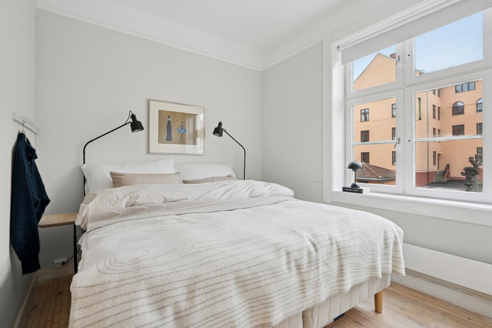 Lyst og delikat soverom med god plass til dobbeltseng Galleribilde