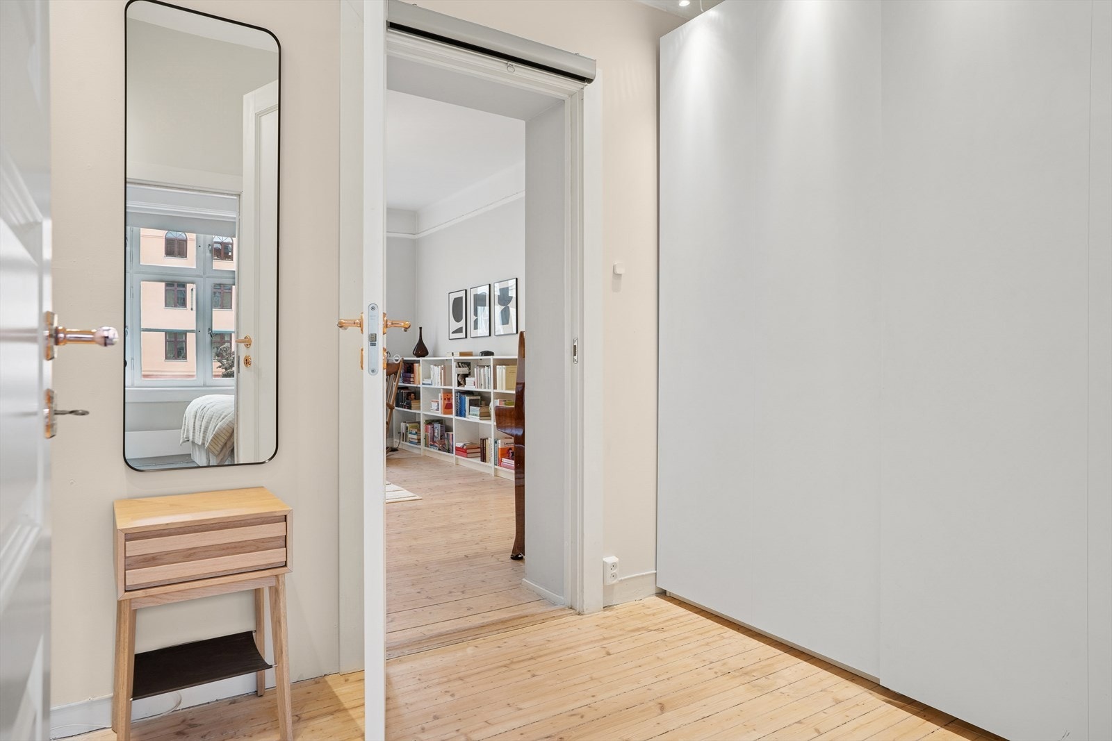 Her er det rikelig med plass til oppbevaring av klær Galleribilde