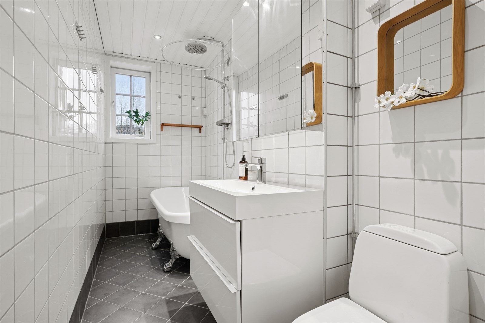 Stort baderom med vindu som gir godt med naturlig lys Galleribilde