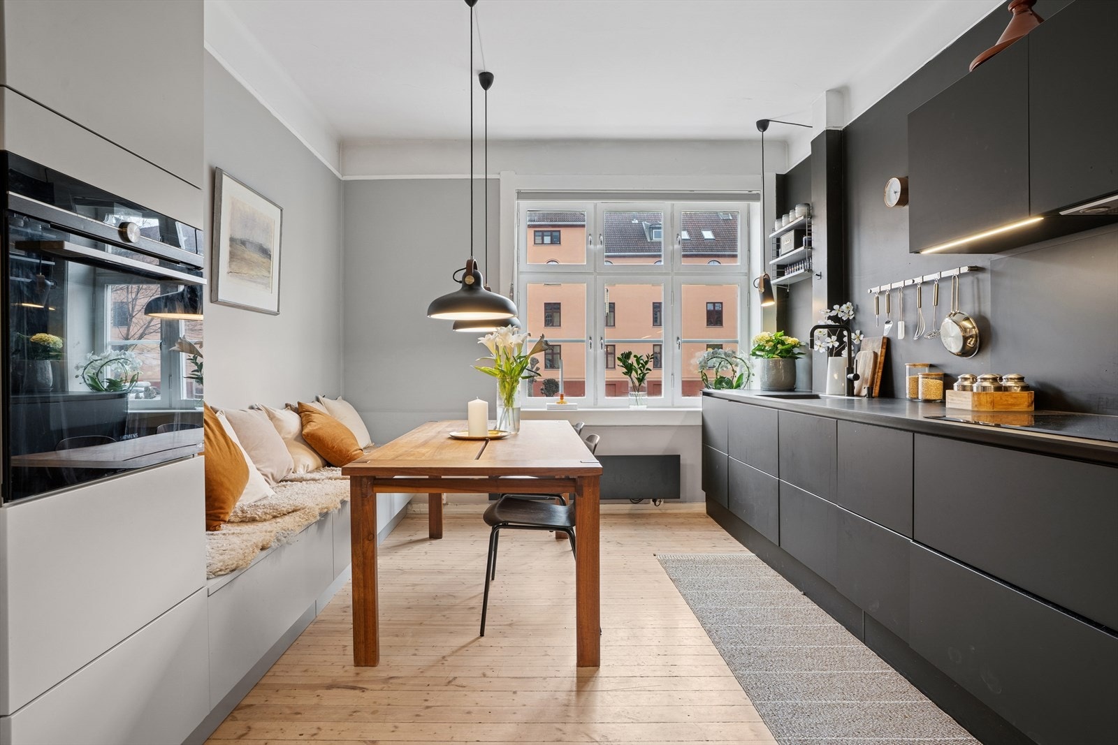 Det er integrert ovn, kjøl/ frys, koketopp og oppvaskmaskin Galleribilde