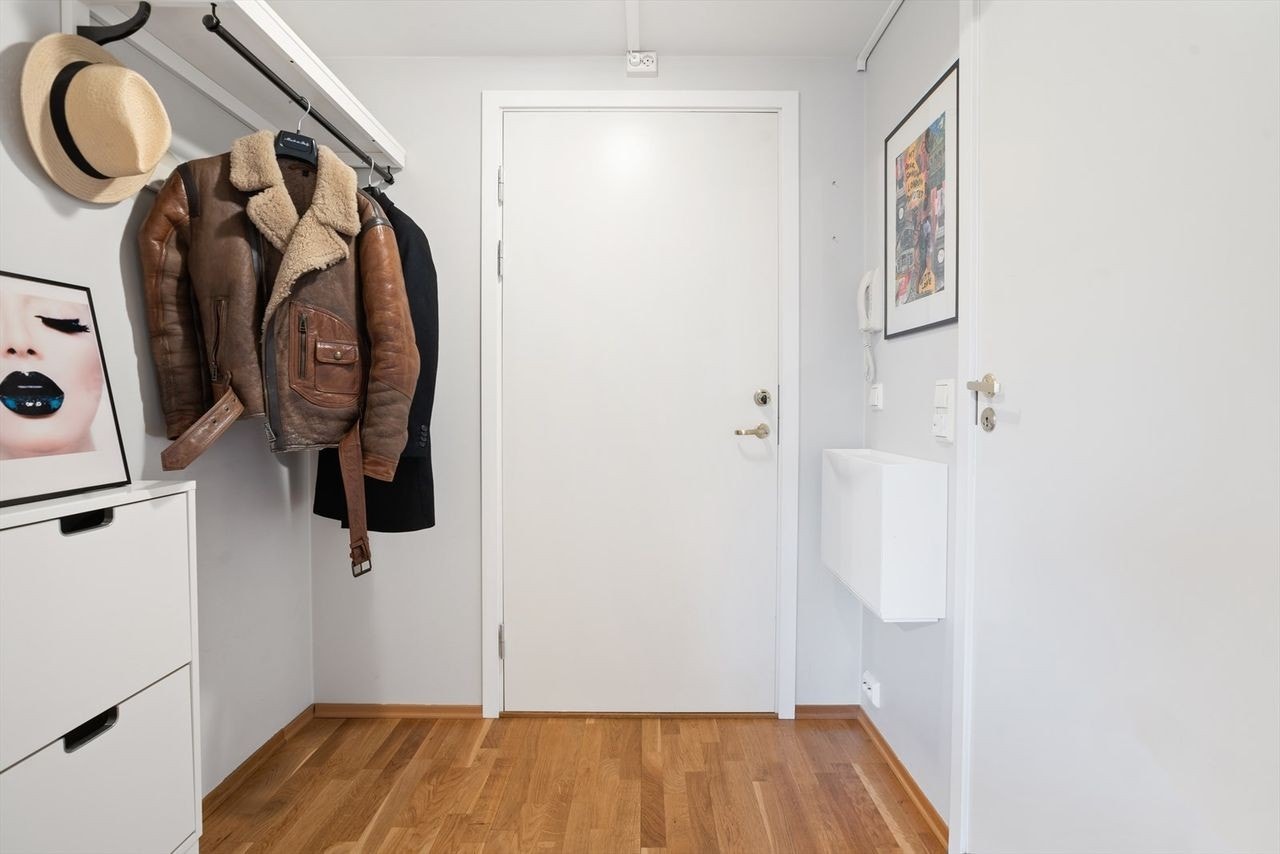 Plass til å henge fra seg yttertøy i gangen. Galleribilde