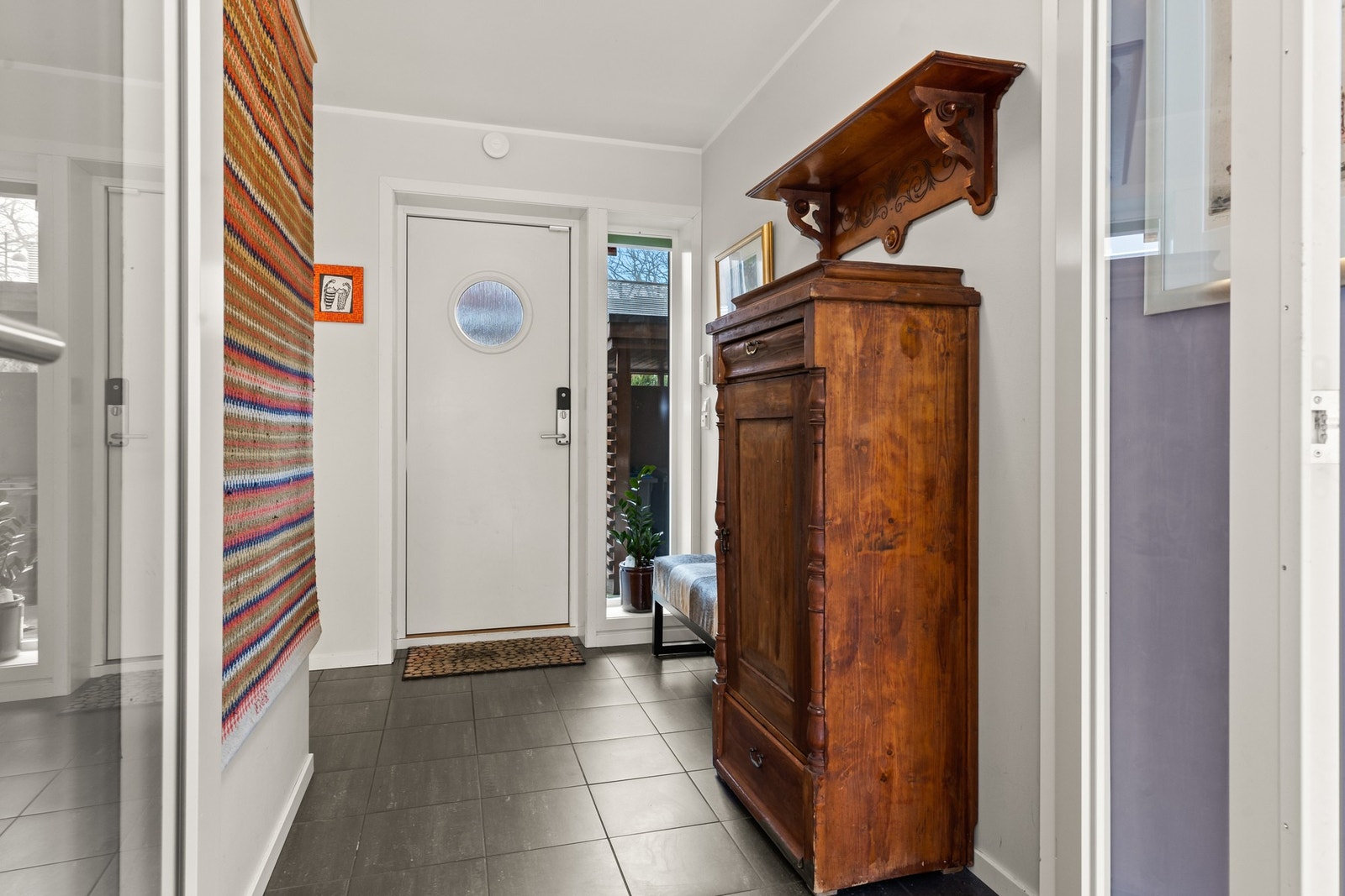 Gangen, som er malt i lyse farger, fungerer som et nøytralt lerret som lett kan tilpasses din personlige stil. Galleribilde