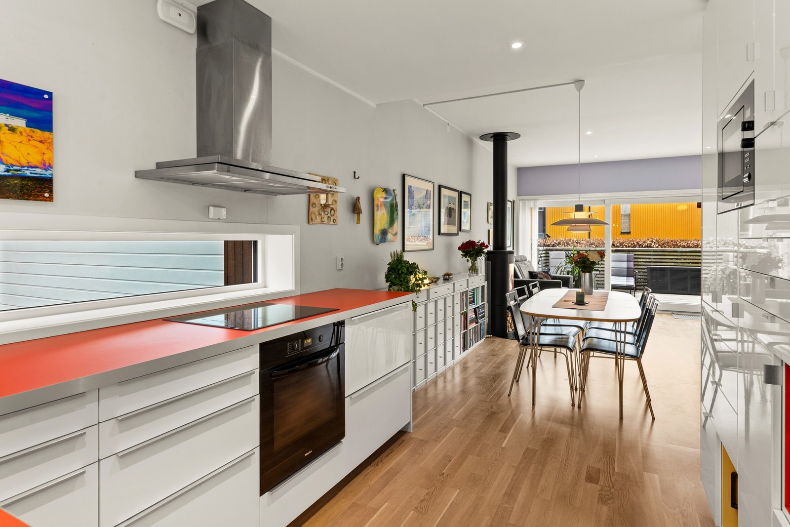 Kjøkkenet er et praktisk og funksjonelt rom med gjennomtenkte løsninger. Galleribilde