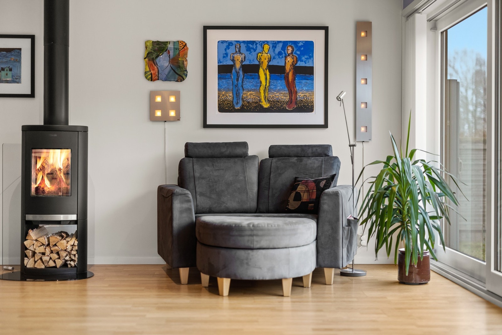 I stuen finner vi en koselig peisovn som skaper varme og hygge, og som er perfekt for de mørke høst- og vinterkveldene. Galleribilde