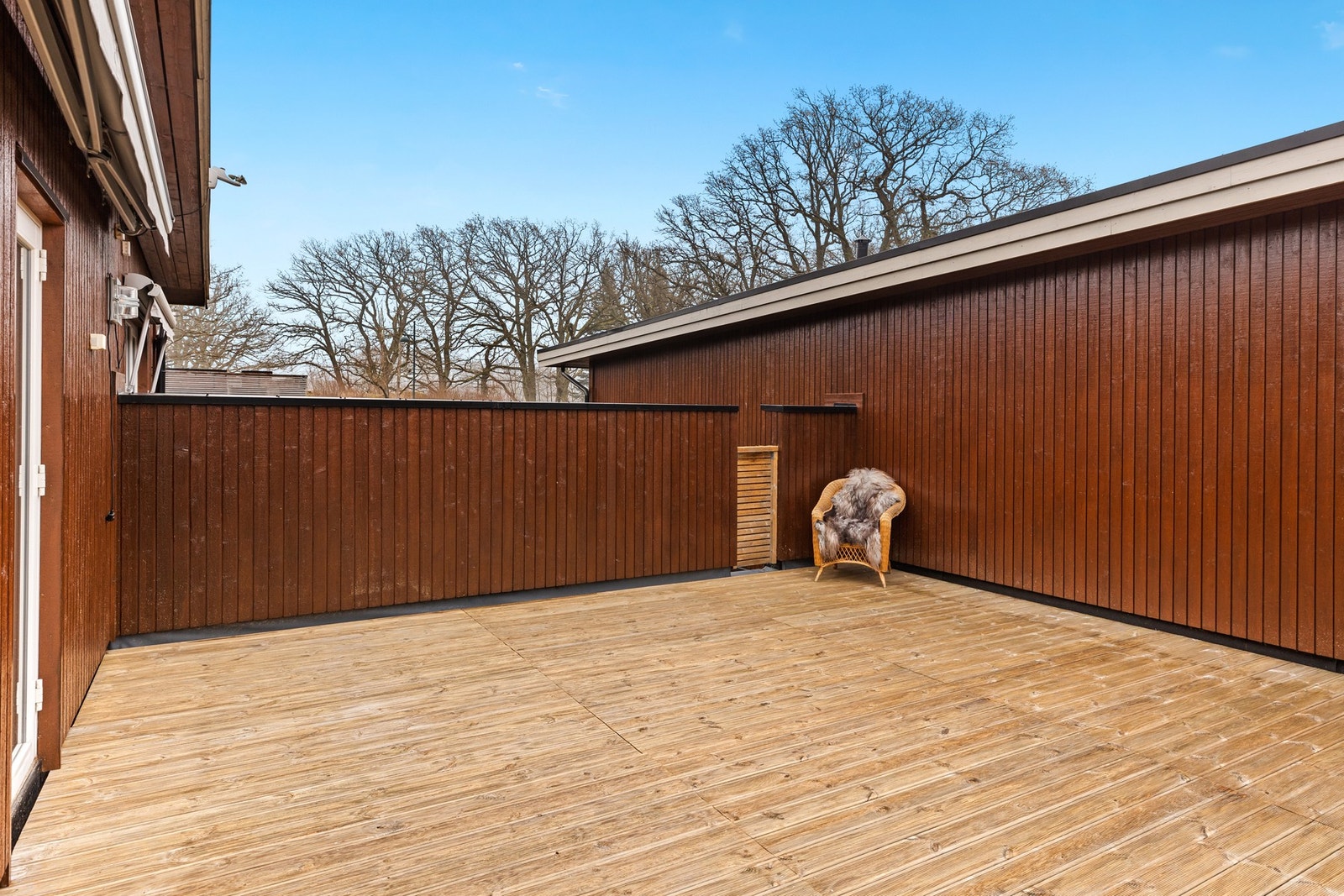 Videre i etasjen finner du utgang til en stor takterrasse på ca. 35 m², som ligger høyt oppe og nyter sol hele sommeren. Denne uteplassen er perfekt for lange solrike dager og avslapning i fredelige omgivelser. Galleribilde